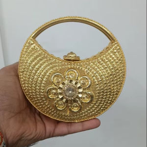 Pochette vintage en laiton gravé, accessoire de mode pour occasions spéciales et réceptions du soir, avec détails étincelants - Product Image 1