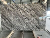 Prix bon marché d'usine nouvelles dalles de projet de carreaux de pierre noire absolue de granit de galaxie noire naturelle indienne en finition vieillie flammée