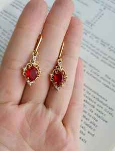 Boucles d'oreilles en argent sterling 925 plaqué or 14 carats avec pierre précieuse rouge rubis naturelle de coupe ovale et breloques pendantes en filigrane vintage - Product Image 6