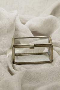 Élégante boîte à bijoux en verre métallique de qualité supérieure fabriquée à la main avec des détails antiques complexes, parfaite pour les besoins de rangement élégants - Product Image 4