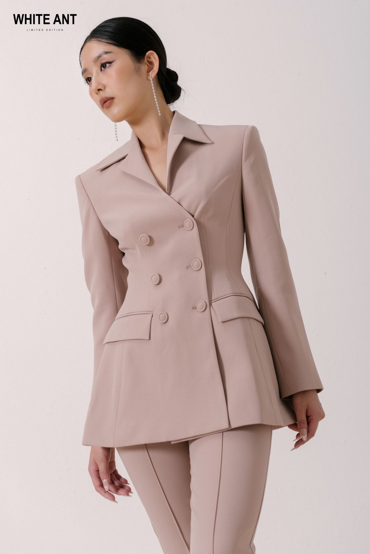 สีเทาอมเทาธรณีประตู