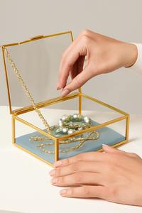 Boîte à bijoux en verre à cadre doré méticuleusement conçue, coupée avec précision et galvanisée avec une élégance durable - Product Image 6