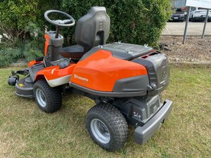Cortadora de césped autopropulsada Husqvarna R320X AWD, 150 horas, plataforma de corte de 112 cm - Product Image 4