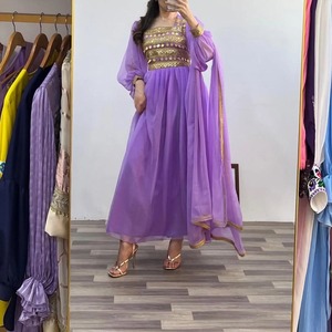 Robe longue en mousseline de lavande avec broderie de sequins dorés, dentelle, boutons, col rond, manches lanternes, style bohème, coupe classique, écologique, pour soirée formelle - Product Image 2