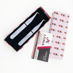 Pinzas Profesionales para Pestañas de 90 Grados con Punta Lisa, Diseño de Mármol, Acero Inoxidable, Antimagnéticas, Duraderas, con Logotipo Personalizado - Product Image 1