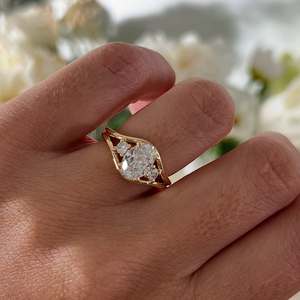 8x10mm ovale coupe blanc CZ trois pierres bague de fiançailles avec des pierres latérales rondes or tige fendue bande bijoux de mariage de mariée - Product Image 2