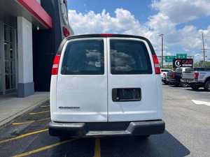 Furgoneta de Carga Express Blanca Usada 2020 2500 RWD con Neumáticos R16, Interior Claro, Asientos de Tela, Sistema de Navegación, Arranque Remoto y Trasera Abierta - Product Image 4