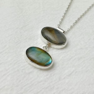 Bijoux de déclaration vintage personnalisables faits à la main en argent sterling pendentif Labradorite double pierre 12x18mm chaîne de collier en or - Product Image 1