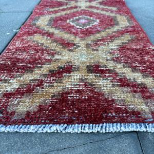 Tapis vintage 1,3 x 2,8 pieds, petit tapis turc, tapis patchwork rouge - Product Image 5