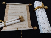 Invitations élégantes de style vintage Royal Scroll |   Alliage d'aluminium fait main avec chevilles en bois pour mariages et événements spéciaux (tailles personnalisées)
