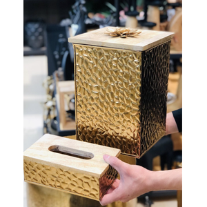 Boîte à mouchoirs en métal fini doré avec couvercle en bois utilisation dans les restaurants boîte à mouchoirs en papier décorative faite à la main - Product Image 1