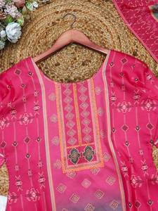 100% Calidad superior Color rosa claro Impreso digital Cuello redondo RodillaLongitud Kurti & Pent Set con servicio personalizado disponible desde la India - Product Image 5