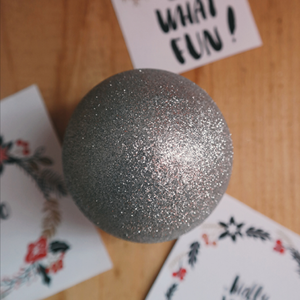 Ornements en papier mâché miroitant peints dans des tons de bijoux riches avec des motifs en filigrane d'or, idéaux pour les présentoirs d'arbres de luxe - Product Image 1