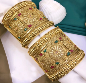 Bracelets en laiton larges, paire de kadas, finition antique, motif floral, pierres vertes rubis, fête de mariage, disponibles à prix de gros. - Product Image 1