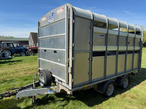 Remolque de Acero Portátil de Doble Eje de Alta Resistencia de 14 pies x 10 pies, Nuevo y de Calidad, para Transporte de Ganado, Animales de Granja, con Capacidad de 800-1500 kg - Product Image 2