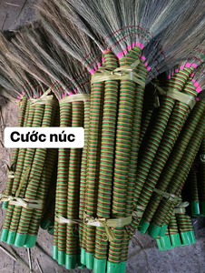 Escoba de hierba de sorgo artesanal colorida a bajo precio al por mayor con cabezal de escoba de plástico recogedor para limpieza del hogar de Vietnam - Product Image 6