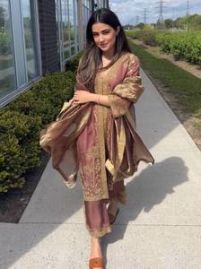 เสื้อโปโลผ้ากำมะหยี่ปักลาย zari สีน้ำเงินเข้ม - Product Image 4