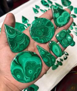 All'ingrosso pietra naturale Malachite Cabochon pietre di dimensione libera liscia ovale forma di miscela verde Semi-preziosa gemma prezzo di fabbrica - Product Image 4
