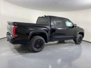 Toyota Tundra TRD Pro HV 4x4 2025, Camioneta CrewMax de 4 Puertas, Cabina SB - Product Image 3