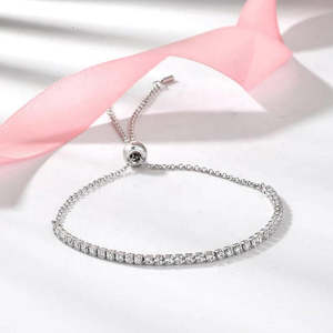 Pulsera de tenis Hallmark Silver Solitaire, elegante y a la moda, con un diseño único. - Product Image 2