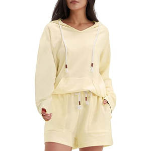 Ensemble sweat à capuche et short pour femme, coupe ajustée, matière de qualité supérieure, manches longues, en vente en ligne - Product Image 1