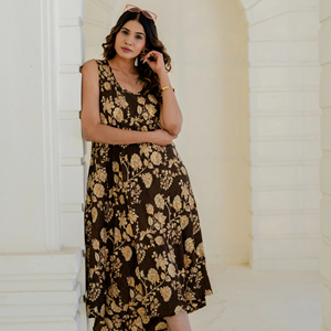 Robe midi à imprimé floral ceruleen, col en V, style bohème, dos nu, taille naturelle, écoresponsable, aérée, blanche, pour les vacances - Product Image 1