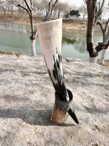 Auténtica taza de cuerno de estilo vikingo de inspiración nórdica con soporte de cuerno para accesorios de bar y pub de cerveza a un precio asequible - Product Image 2