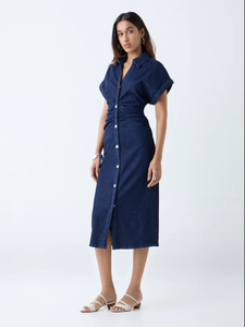 Robe chemise en denim plissé bleu foncé LOV - Product Image 2