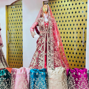 Bruidsschouders In Mastani-Stijl Met Fluwelen Lehenga, Volledig Jarkan-Werk, Dupatta En Riem Nieuwe Wintertrending Look