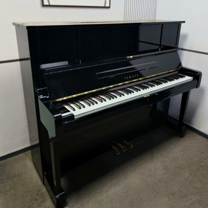 Piano droit Yamaha UX1 noir, son de haute qualité pour une performance professionnelle, son riche, idéal pour l'éducation musicale, 88 touches - Product Image 1