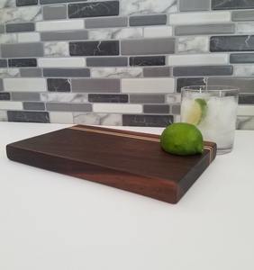 Petite planche à découper carrée en noyer durable et durable au lave-vaisselle pour la cuisine et le bar - Product Image 2