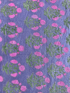Tissu en coton imprimé à la main avec des motifs floraux bleu indigo et rose, design traditionnel Buti - Product Image 4
