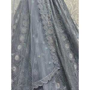 Lehenga Choli de créateur avec un magnifique filet gris à paillettes et un dupatta pour les vêtements de mariage - Product Image 2