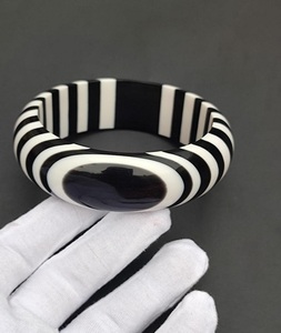 Brazalete de Hueso Vintage Hecho a Mano, Ecológico, para Mujer, Estilo Religioso, Joyería de Cuerno, Perlas y Diamantes para Bodas - Product Image 5