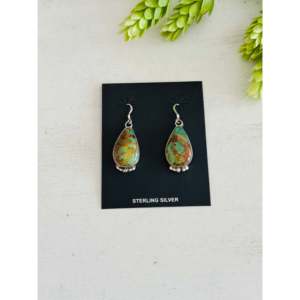 Boucles d'oreilles pendantes en turquoise de Kingman et argent sterling, faites à la main par des artisans Navajo, forme goutte d'eau - Product Image 1