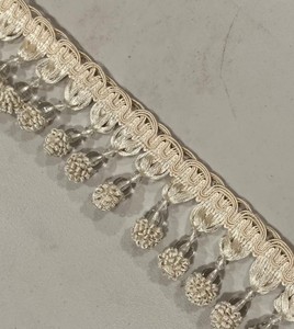 Frange de perles à pompons beige avec passepoil, largeur 3 pouces - Product Image 3
