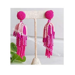 Elegantes pendientes de hoja hechos a mano en diseño de bordado de cuentas multicolor para chicas hermosas y mujeres de moda - Product Image 1