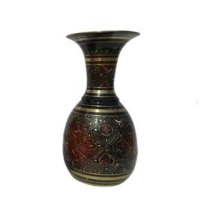 Vase à fleurs décoratif en laiton de haute qualité avec gravure en or et peinture noire finie pour la décoration de table - Product Image 4