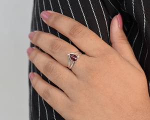 แหวนโกเมนลูกแพร์ทำด้วยมือสีแดงขนาด6x9มม. 925เครื่องประดับเงินสเตอร์ลิงแหวนอัญมณีธรรมชาติของขวัญสำหรับผู้หญิง - Product Image 1