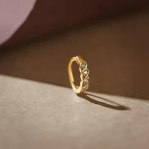 Sparkle to Bold Elegance Traditionnel à Moderne 18K Fine Nose Pin pour Femme Bijoux Élégants en Or et Diamant pour Tous les Jours - Product Image 3