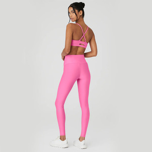 Ensemble de yoga en Spandex extensible de couleur rose pour femmes les plus exigeantes avec soutien-gorge de sport à 2 bandes et leggings taille moyenne - Product Image 2