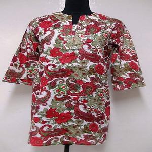 Kurti court droit pour l'été, imprimé paisley et fleurs rouges, avec manches 3/4 - Product Image 1