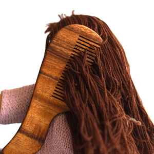 Peines de madera tallados a mano de diseño surtido para peinar el cabello - Product Image 3