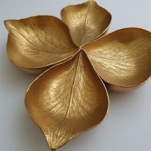 Serveur de fruits secs en aluminium de qualité supérieure avec trois compartiments en forme de feuille en finition dorée conçu pour les repas décoratifs - Product Image 1