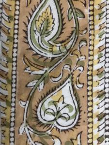 ผ้าฝ้ายพิมพ์ลายดอกไม้สีเบจแบบแฮนด์บล็อก งานฝีมือพื้นเมืองอินเดีย - Product Image 5