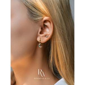 Orecchini a cerchio con pavé di stelle e lune, pendenti asimmetrici con opale blu e borchie di diamanti, design impilabile a stella celeste di tendenza - Product Image 2