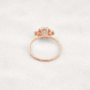 Elegante anillo de compromiso de racimo de moissanita de corte ovalado Diseño de racimo elegante para novias - Product Image 3