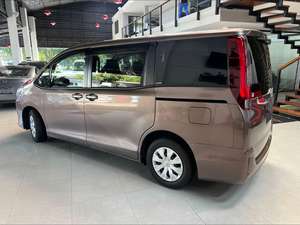 Toyota Voxy Mini Wagon 2022 d'occasion, boîte automatique, intérieur foncé, sièges en cuir, pneus R17, essence, conduite à droite - Product Image 4