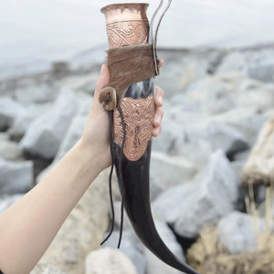 Cuerno de cerveza vikingo pulido extra grande hecho de cuerno de vaca real con soporte de madera desmontable y borde de latón para los amantes del hidromiel - Product Image 1