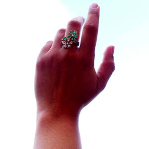 Diseñador 14K Oro Bajo MOQ Joyería Proveedor Esmeralda Piedra preciosa Asequible Señoras Use Anillo DE FLOR DE DIAMANTE - Product Image 6